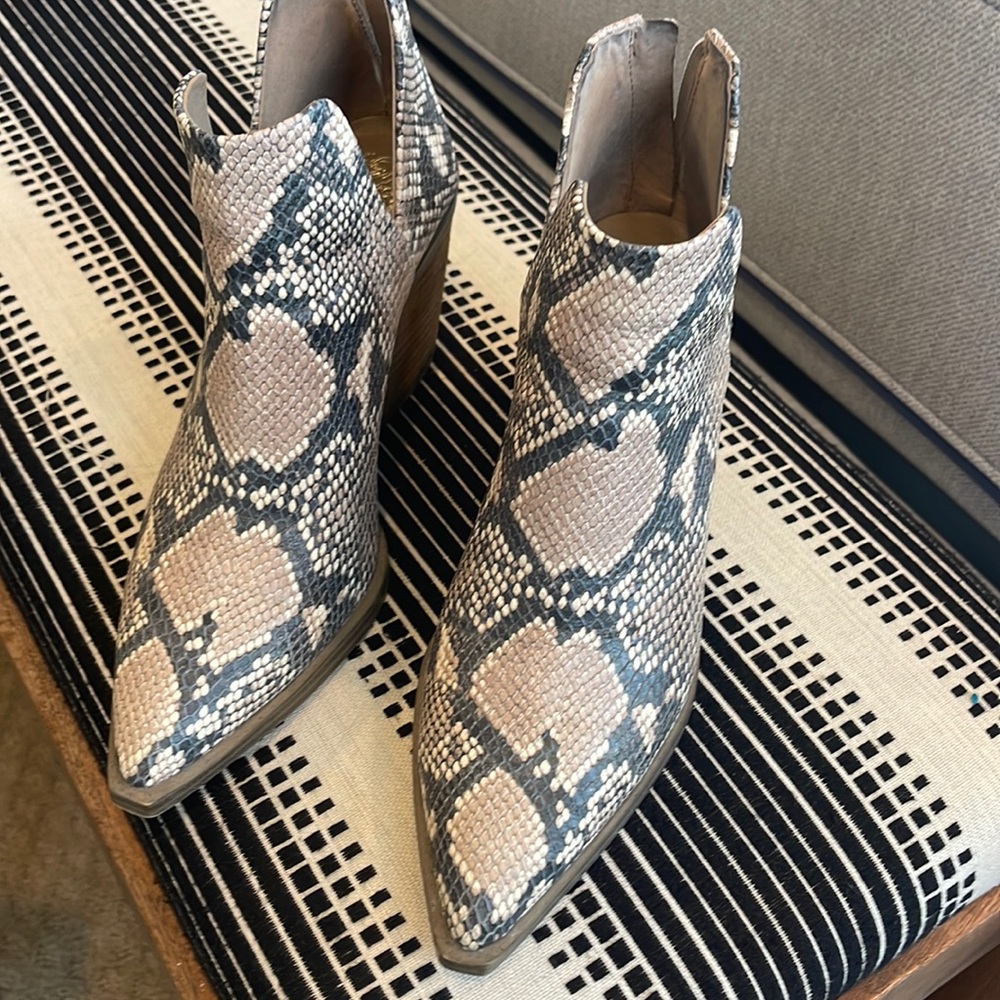 Vince Camuto snakeskin booties. Sz 8